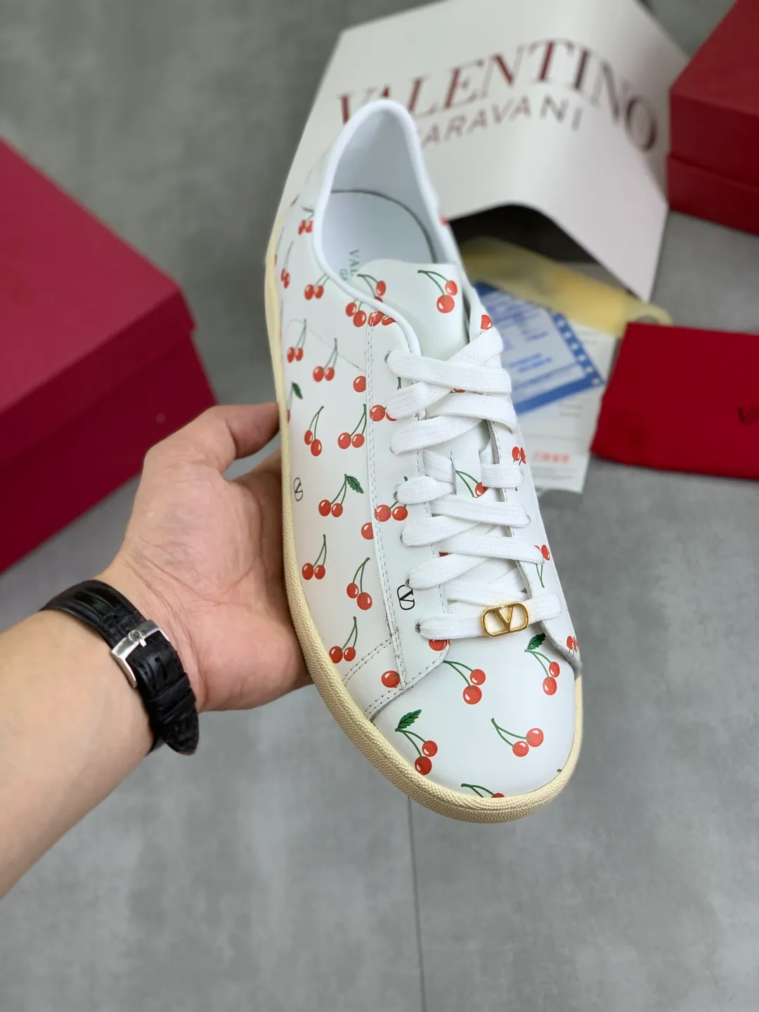 Men's men's shoes 💰P520 New style 💰 Top version Valentino Valentino 25/ Royco series Cherry 🍒Couple style Casual sneakers White shoes Original purchase and development Production Classic and timeless low-top sneakers outline a lazy silhouette, supplemented by low-key and restrained brand details, evolved into a must-have item in the wardrobe, comfortable and versatile!  ✔️Fabric: Original customized first-layer cowhide ✔️Inner lining: Imported breathable sheep lining ✔️Sole: Original molded anti-slip rubber material ✔️Size: 38-45